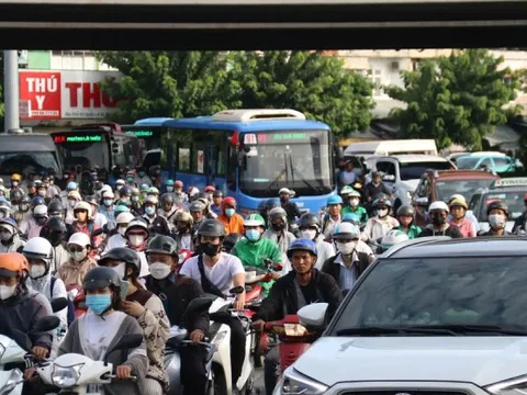 Các tuyến đường vào trung tâm TPHCM kẹt cứng trong ngày đầu đi làm sau lễ