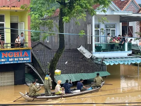 Đèo Lò Xo tiếp tục sạt lở, cô lập hàng chục tài xế