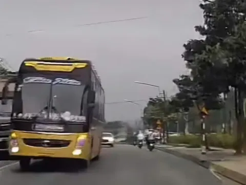 Clip: Ô tô phóng bạt mạng trên đường ở TP HCM, nhiều người khiếp vía