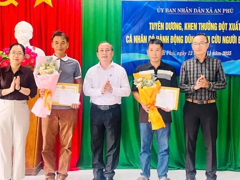 Khen thưởng 2 người đàn ông dũng cảm lao xuống biển cứu người