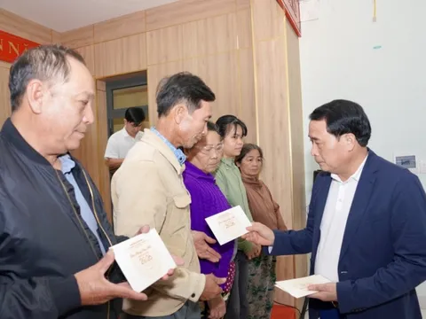 Thứ trưởng Bộ Công an Lê Quốc Hùng trao 400 suất quà cho người dân Huế