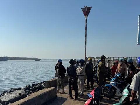 Sóng lớn đánh chìm tàu cá, chủ tàu kiêm thuyền trưởng tử vong