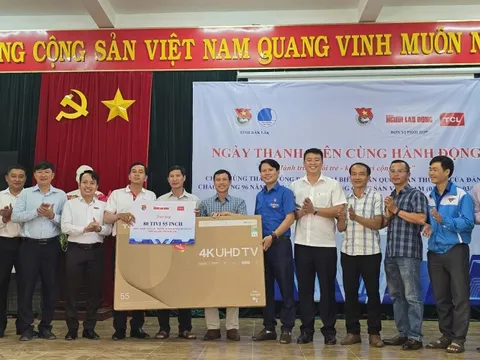 Đoàn Thanh niên Báo Người Lao Động hỗ trợ người dân, học sinh khó khăn ở Đông Đắk Lắk