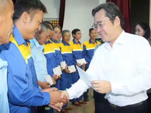 Báo Người Lao Động trao quà Tết đến công nhân thoát nước TPHCM