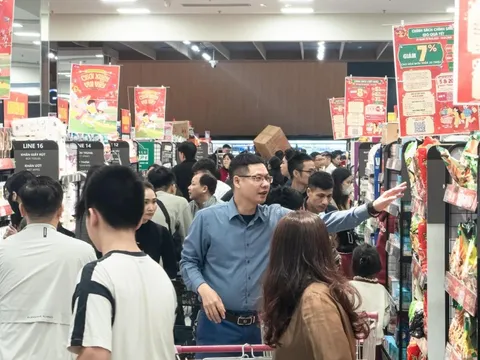 Người dân ùn ùn mua sắm Tết, siêu thị ở Hà Nội 'không lối thoát' 0