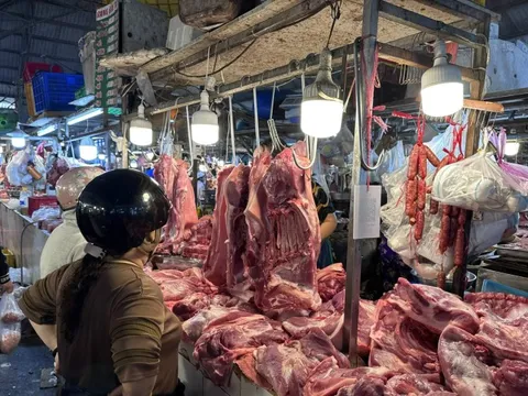 Giá thịt heo bật tăng lên 300.000 đồng/kg