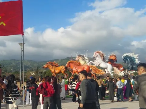 Nườm nượp người đến check-in đàn linh vật ngựa ở Quảng Trị