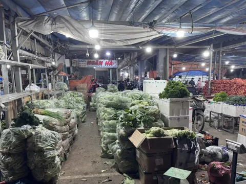 Chợ mở cửa trở lại nhưng thưa thớt khách