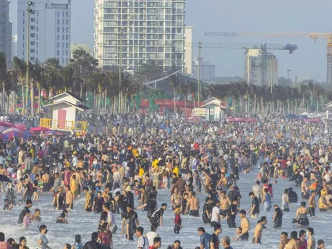 Vũng Tàu: Cứu thành công 17 trường hợp gặp sự cố khi tắm biển