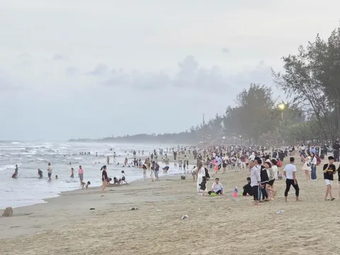 Tắm biển Mỹ Khê, 3 người trong gia đình bị đuối nước