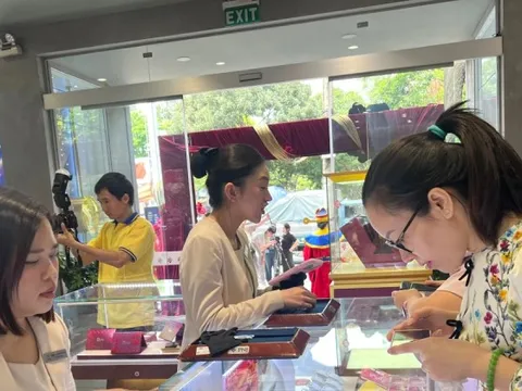 Nhiều người ngỡ ngàng vì mua được vàng quá dễ dàng