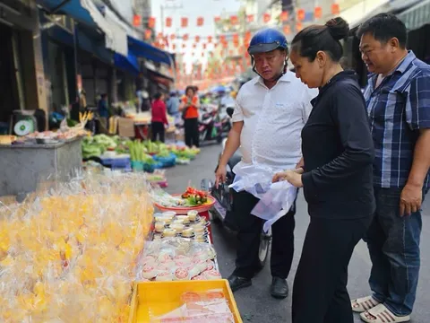 Thị trường hoa tươi, đồ cúng sôi động trước ngày vía Thần Tài 0