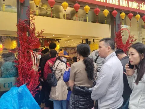 Người dân xếp hàng từ sáng đến trưa chờ mua "bạc ngựa"