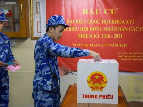 Cử tri tàu CSB 6008 bỏ phiếu bầu cử ngay trên biển
