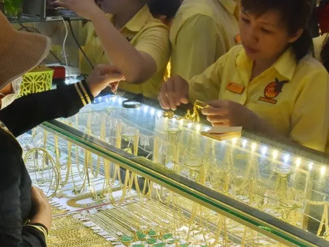 Giá vàng hôm nay 27-2 tiếp tục sụt giảm