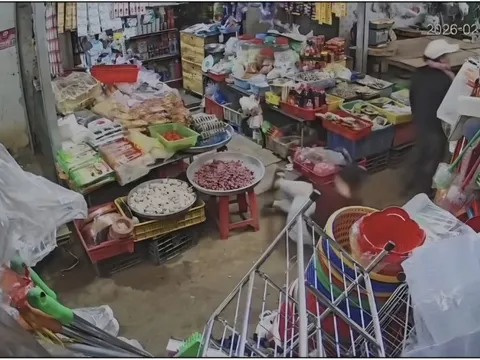 CLIP: Cô gái bất ngờ ngất xỉu sau khi tiếp xúc 2 người phụ nữ bịt mặt