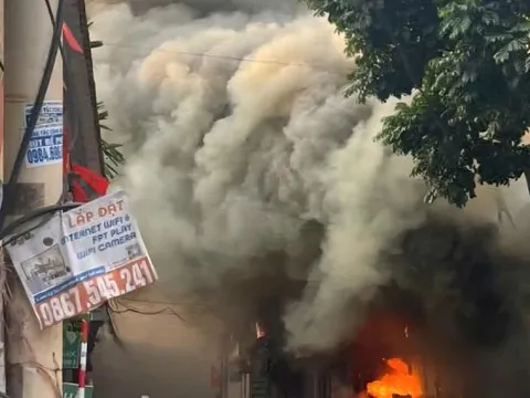 Hà Nội: Cơ sở thu mua phế liệu bốc cháy dữ dội, lan sang 2 nhà liền kề