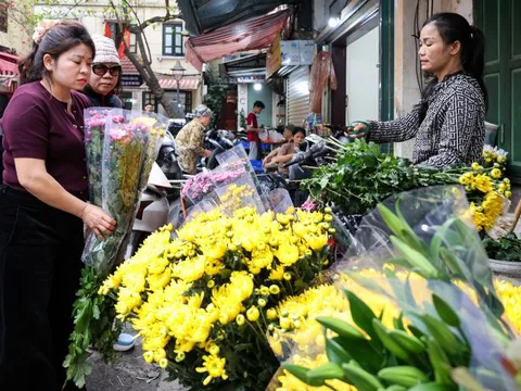 Giá hoa tươi tăng mạnh trong ngày rằm tháng Giêng 0