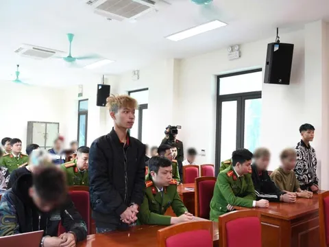 Chặn xe, chém đứt lìa tay người đi đường