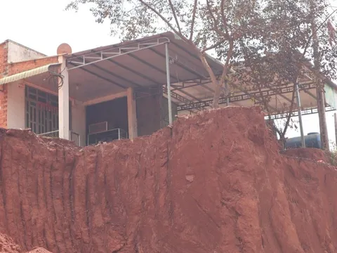 Vụ nhà dân nằm cheo leo bên mép vực: Tỉnh ủy Đồng Nai yêu cầu báo cáo trước ngày 9-3