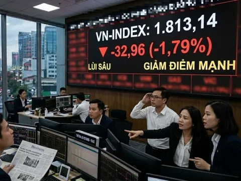 VN-Index lại rơi tự do gần 33 điểm