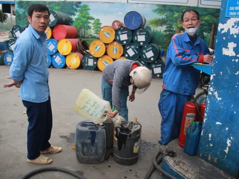 Gia Lai: Yêu cầu các cửa hàng ngừng bán xăng, dầu qua can, phuy