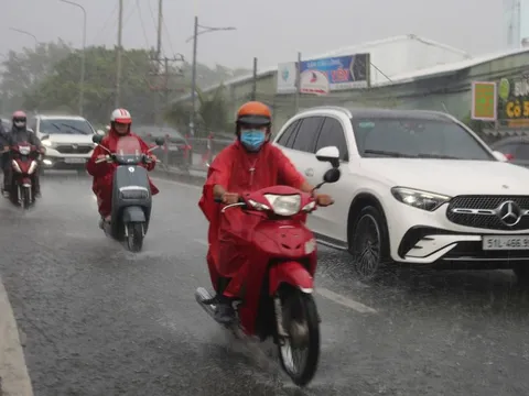Mưa trái mùa bất ngờ trút xuống TP HCM, trời tối sầm giữa chiều