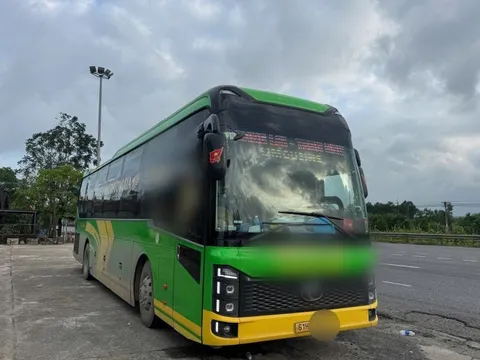 Choáng với số hành khách trên xe khách 25 chỗ