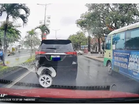 Tài xế ô tô bật đèn cảnh báo, nhiều lần “khóa lối” xe phía sau bị phạt 5 triệu đồng