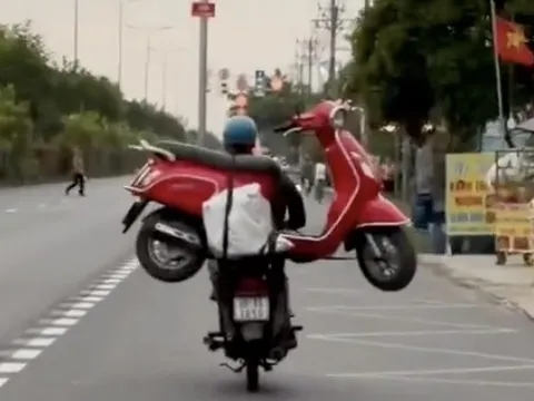 Truy tìm người đàn ông lái xe máy chở theo xe máy ở TPHCM