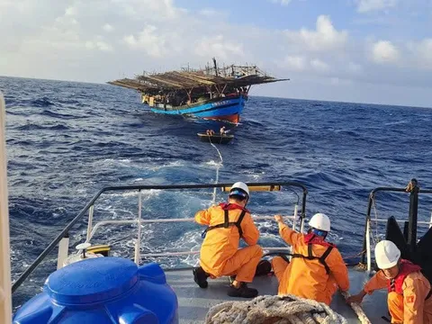 Tàu hải quân xuất phát cứu nạn 36 ngư dân tàu cá Quảng Ngãi trôi dạt trên biển