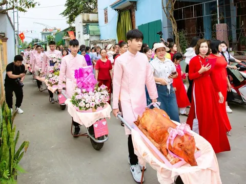 Chú rể mang 9 xe rùa chở sính lễ đi hỏi vợ