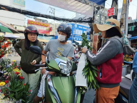 Xăng đắt đỏ, nhiều gia đình tính toán từng chuyến xe, từng bữa ăn