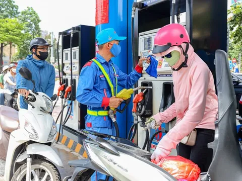 Giá xăng dầu thế giới đã giảm, vì sao giá trong nước vẫn tăng?