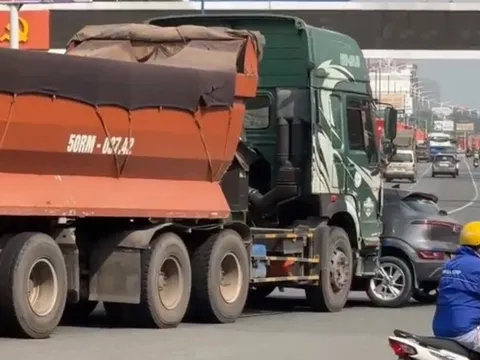 Xe bồn đẩy ô tô biển vàng ngay vòng xoay trên Quốc lộ 13