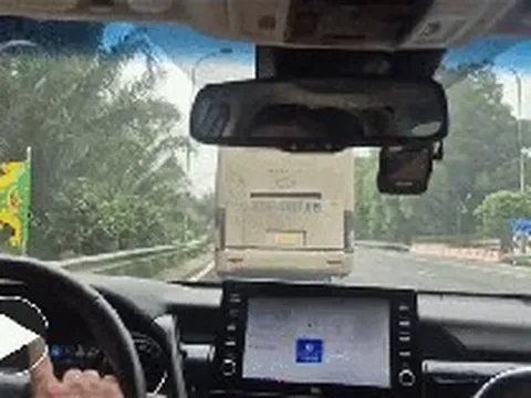 CSGT hú còi, gọi loa, xe khách cố tình không tránh đường cho đoàn xe ưu tiên