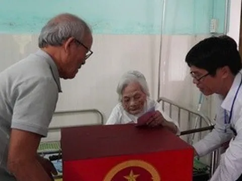 Cụ bà 116 tuổi ở Đà Nẵng tự tay bỏ phiếu bầu cử tại nhà