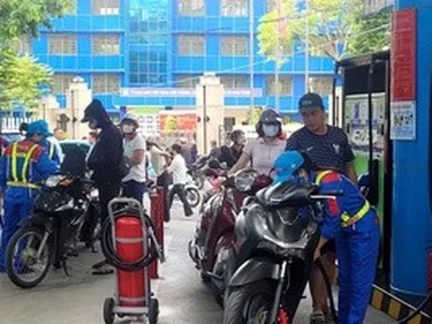 Giá xăng dầu giảm mạnh, có mặt hàng giảm gần 8.000 đồng/lít