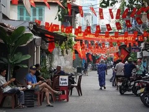 Sáng tinh mơ, hương cà phê lan tỏa khắp góc phố