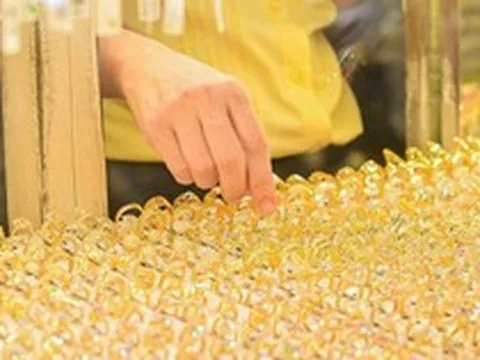 Nếu dầu lên 200 USD/thùng như Iran cảnh báo, giá vàng sẽ ra sao? Có nên tiếp tục xếp hàng mua vàng?