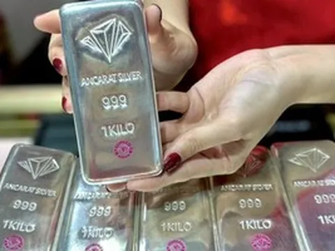 Giá bạc hôm nay 17-3: Bất ngờ tăng nhanh hơn vàng