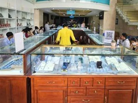 Sau cú rơi 8 triệu đồng/lượng, tiệm vàng xuất hiện cảnh hiếm gặp
