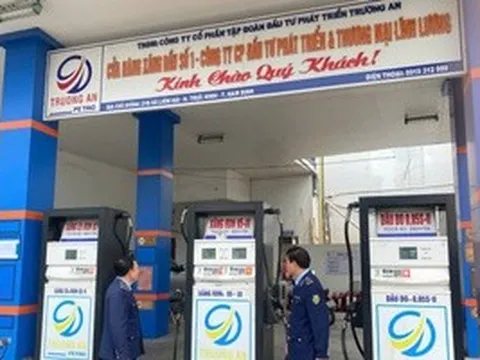 Một cây xăng bị phạt vì bán giá cao hơn quy định