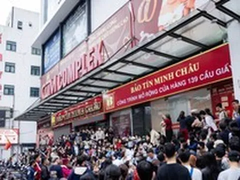 Giá vàng giảm mạnh, người Hà Nội chen chúc từ rạng sáng “bắt đáy”: "Giảm sâu thế này nên tranh thủ mua một ít"