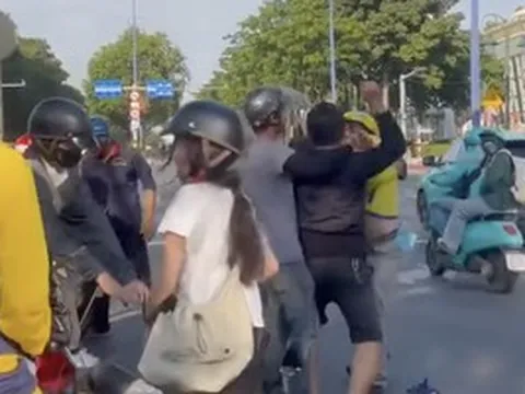 Hai người đàn ông xô xát giữa đường ở TPHCM khiến nhiều người khiếp vía