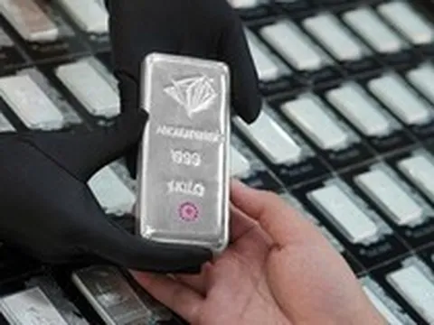 Ông Trump hoãn tấn công Iran, giá bạc lập tức quay đầu tăng