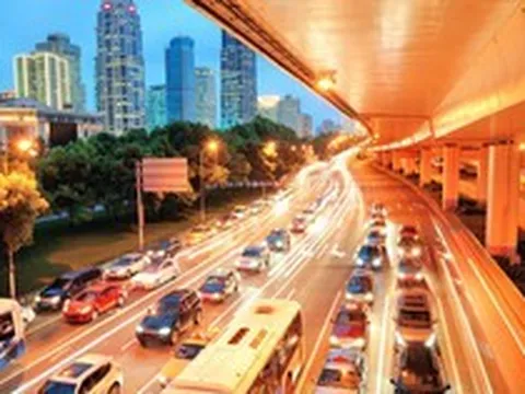 Mức phạt lỗi ô tô vượt bên phải xe khác theo quy định mới nhất