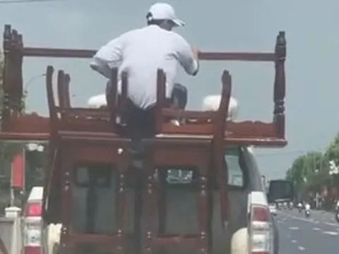 Công an TP Huế thông tin vụ "xe bán tải biển xanh chở người "đánh đu" phía sau thùng"