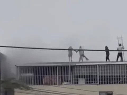 Lời kể của người phá mái tôn để cứu 7 người trong vụ cháy