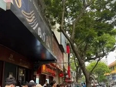 Khổ sở xếp hàng mua vàng bạc rồi trúng quả... đắng